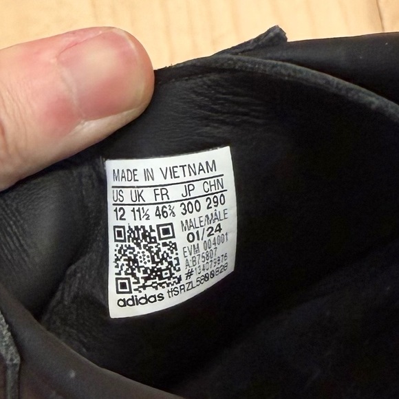 LIKE NEW Adidas Men’s Samba OG Sneakers - Picture 8 of 8